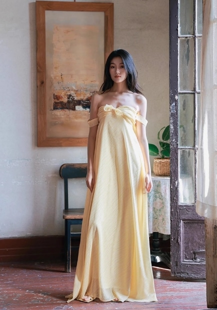 カラードレス イエロー オフショルダー 可愛い デザイン感 揺らめく裾 謝恩会