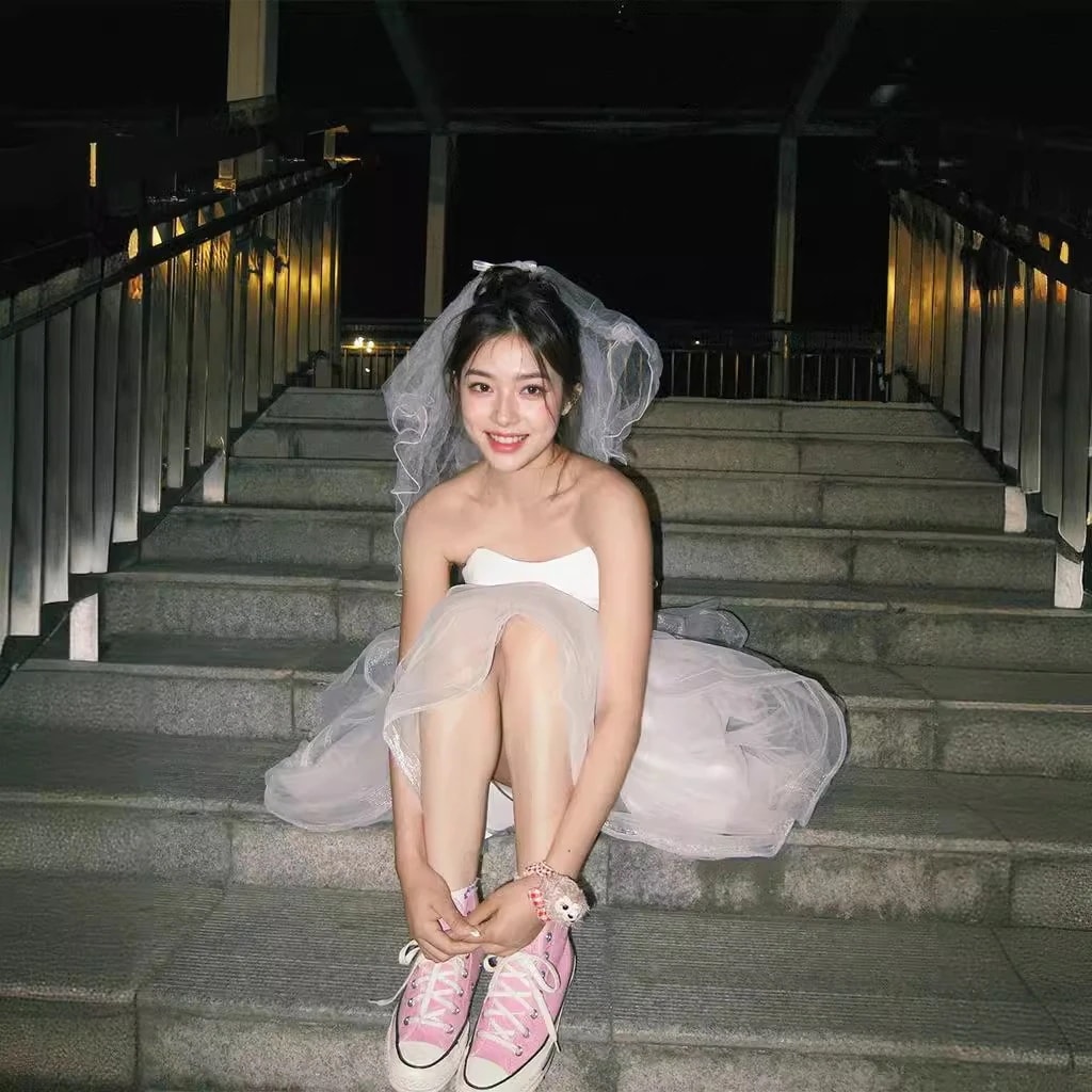 フランス式は王女の軽いウェディングドレスの旅を逃げて白いドレスをたたいて客を迎えます