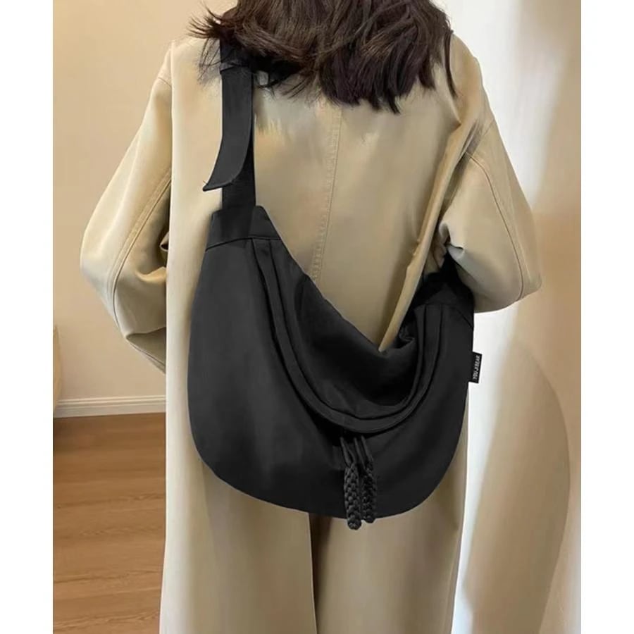 人気の新作先行発売三日月型ショルダーバッグ ホーボーバッグ【短納期】