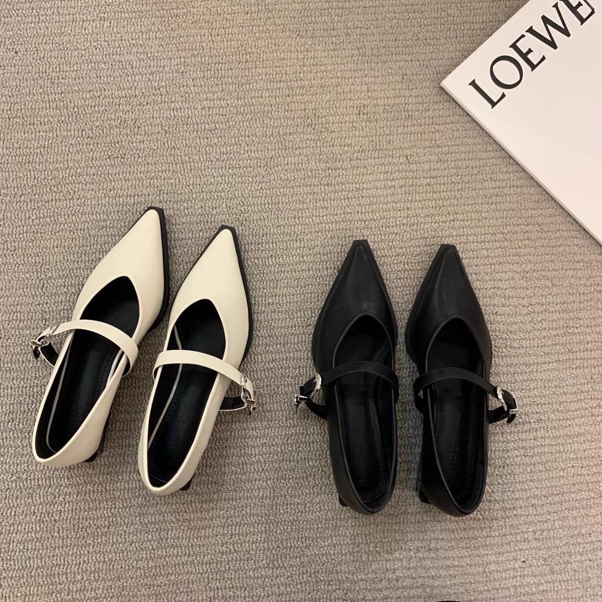 ストラップ パンプス 靴 シューズ レディース ポインテッドトゥ ヒール ローヒール 低めヒール フェイクレザー 高級感 安定感 無地 シンプル 大人 カジュアル きれいめ フォーマル