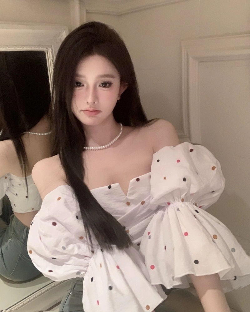 可愛いドット柄　レディーストップス　夏コーデ　パフスリーブ