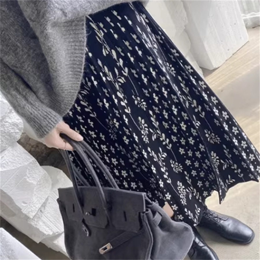 スカート ロングスカート ロング ミモレ丈 フレア Aライン シンプル かわいい 大人可愛い きれいめ カジュアル 大人 上品 おしゃれ お洒落 こなれ感 コンサバ系 抜け感