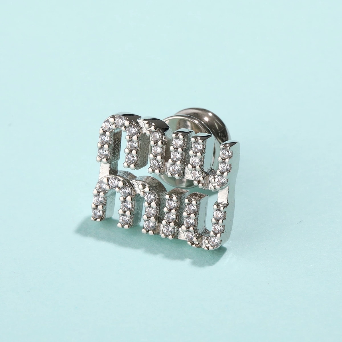 MIUMIU ミュウミュウ ブローチ 5IS097 2DNC レディース クリスタル メタル ロゴ アクセサリー F0OKL/ACCIAIO+CRYSTAL