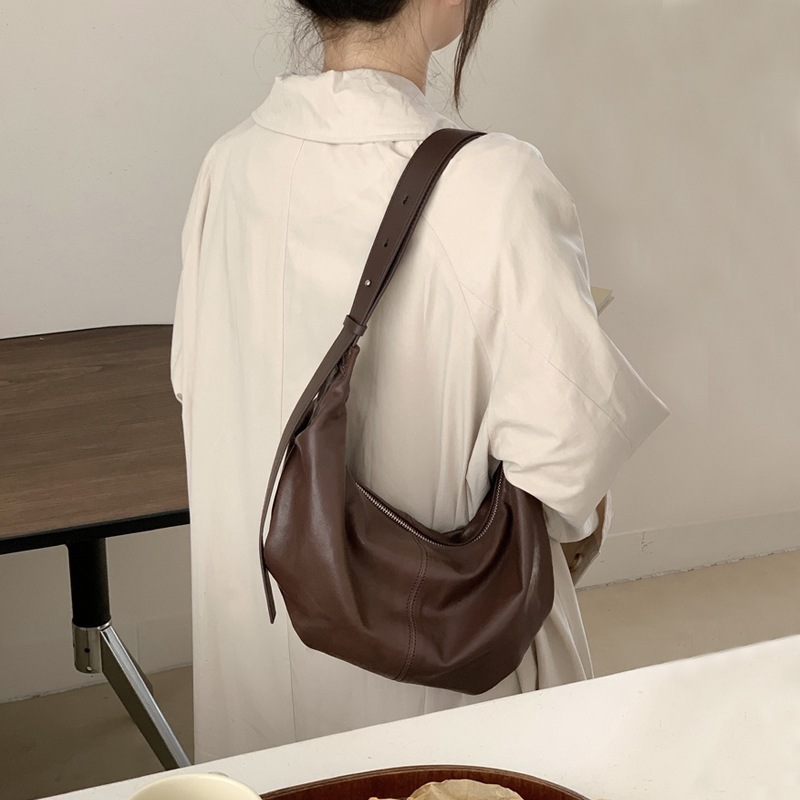 本革餃子バッグ2025新型甘皮カジュアルワンショルダー女性バッグ大容量高級感三日月バッグ脇バッグ