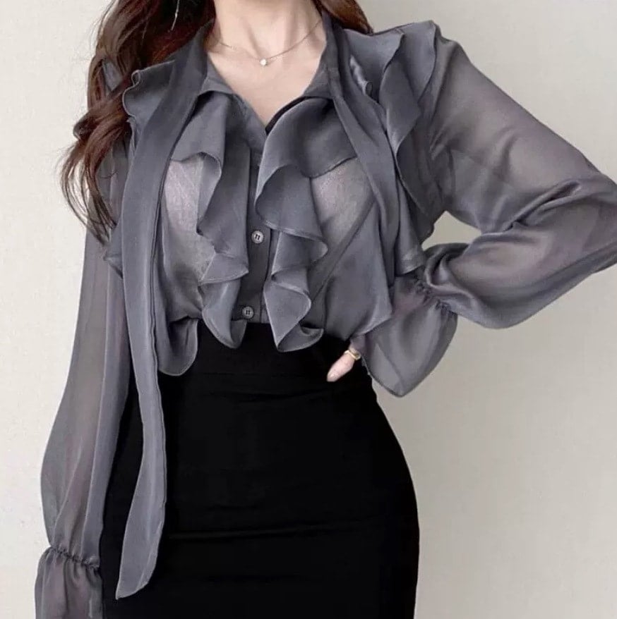 トップス シャツ ブラウス カットソー 袖あり 長袖 フリル かわいい 大人可愛い きれいめ シンプル カジュアル 大人 上品 おしゃれ お洒落 かっこいい レトロ 大人女子 こなれ感 ラフ ラブリー