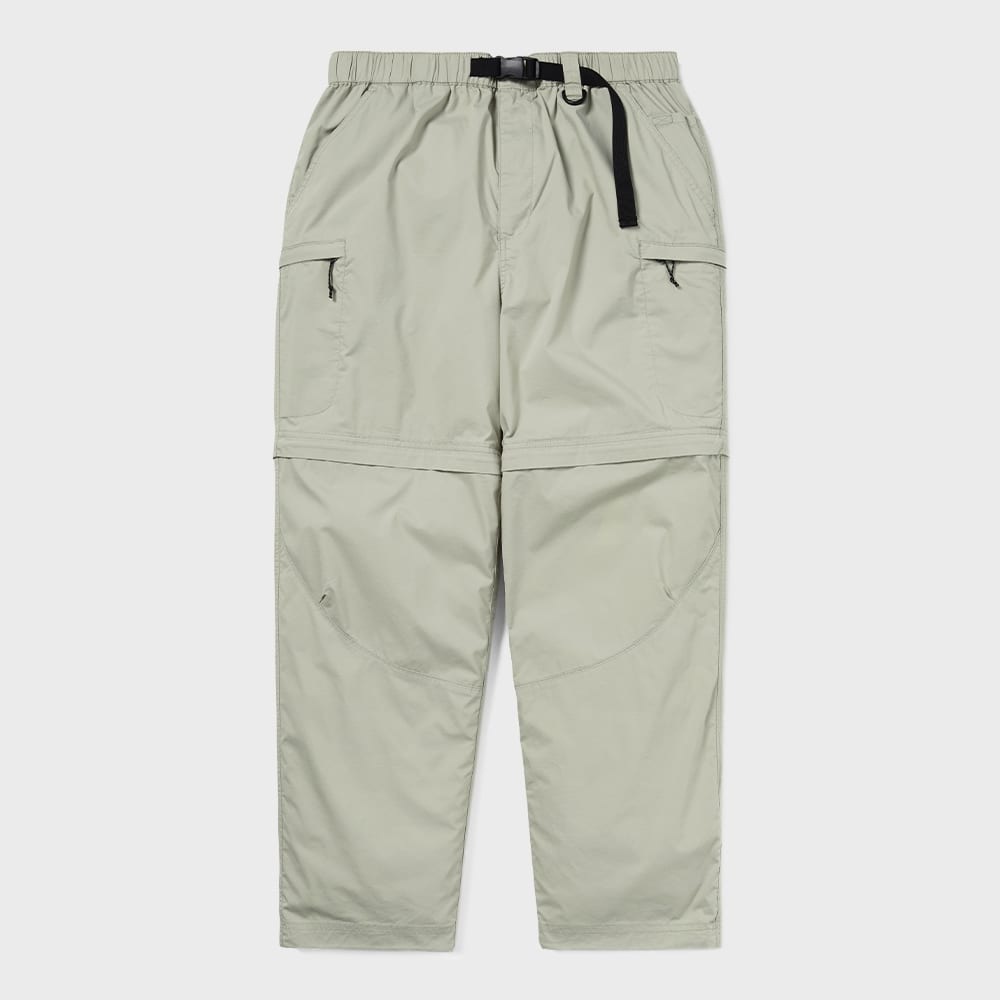 これは決してコンバーチブルハイキングパンツストーンではありません