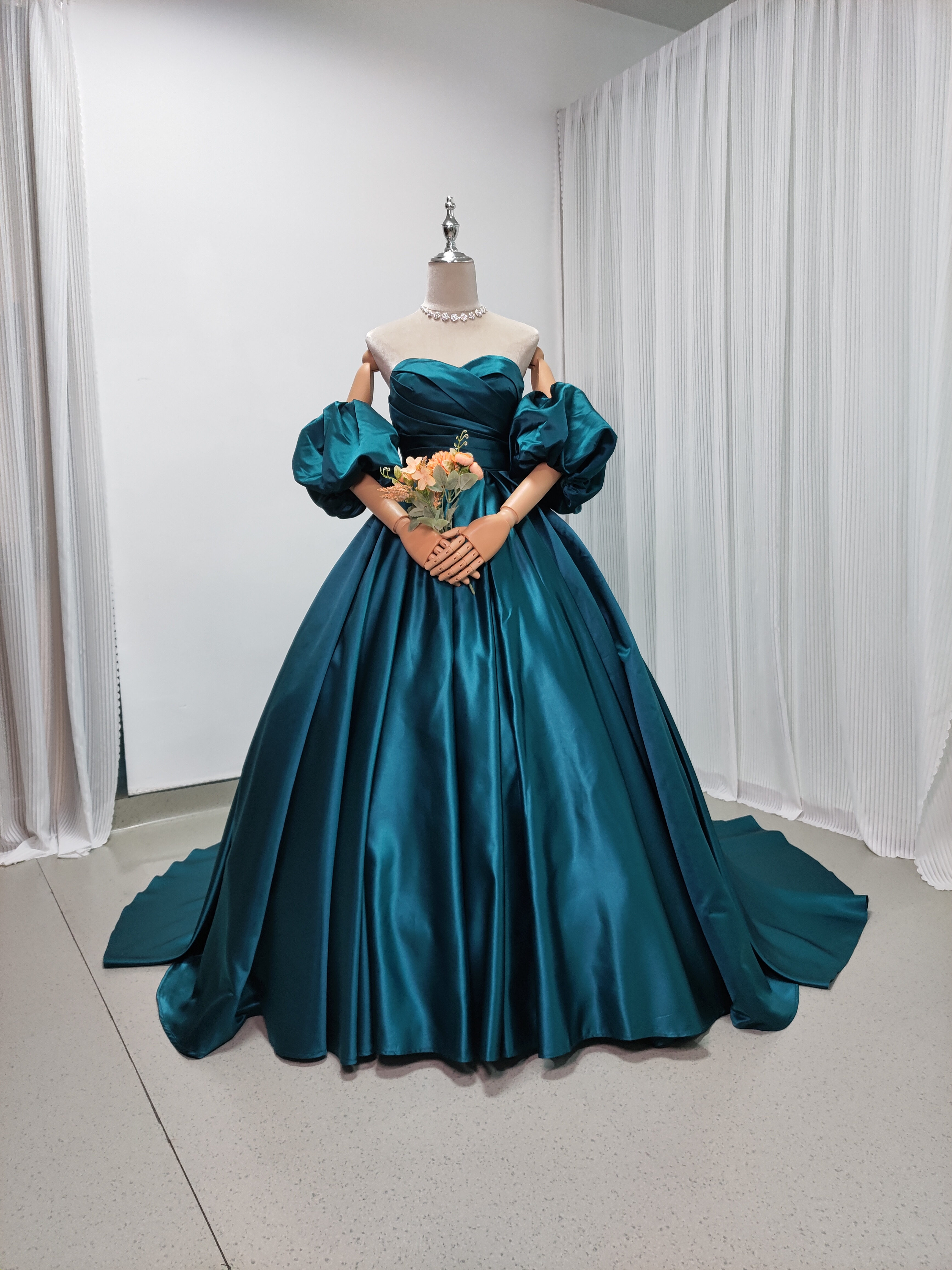 クラシカル カラードレス ジュエルブルー ベアトップ パフスリーブ ファスナー 花嫁/前撮り