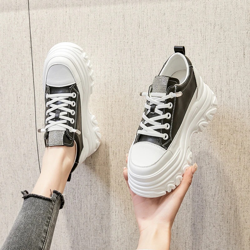 【】スニーカー 白い靴のレディースの運動靴ネットの赤い靴の女性の春の新型の通気性のカジュアルな女性の靴の百合の厚い底の内は高くなります