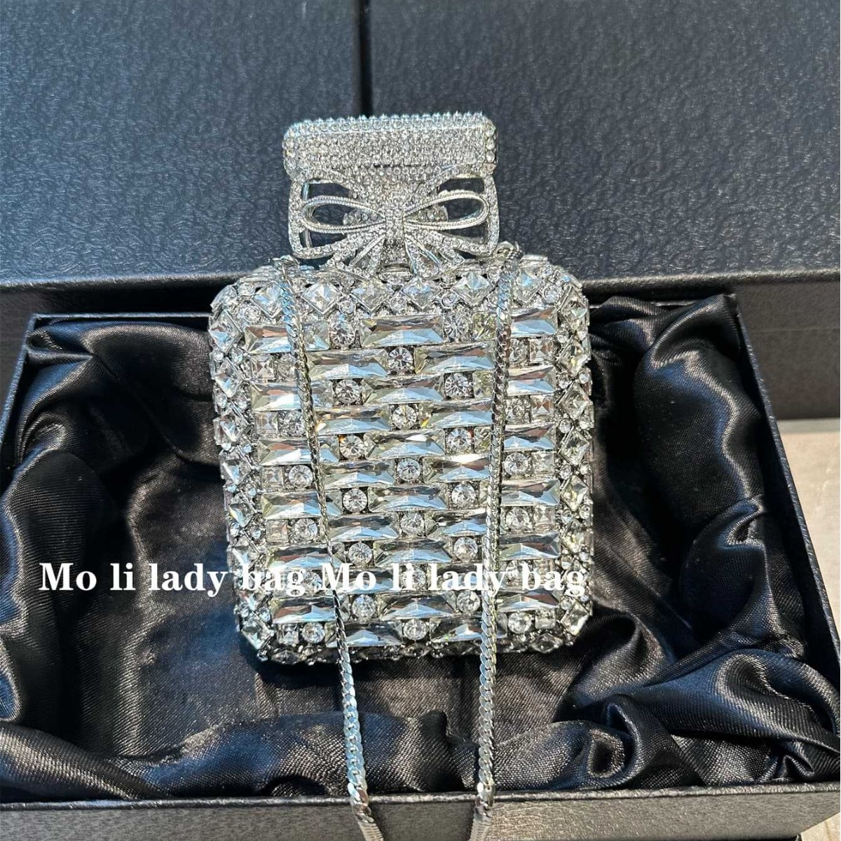 ラグジュアリー高級定制フォーマルウェアディナーバッグ シルバー水钻リボンミニバッグ レディースパーティー精巧搭配クラッチ 7,795円