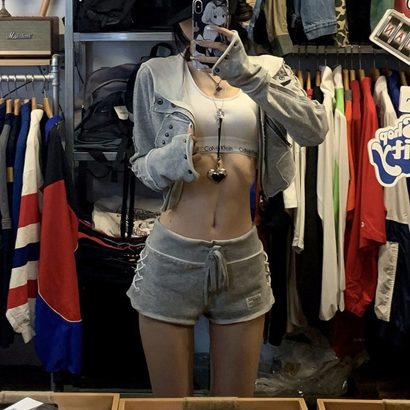 春と秋のためのレディースカジュアルスポーツウェアセット：ニッチスタイルジッパーショートフード付きジャケット多用途スリミングショーツツーピースセット