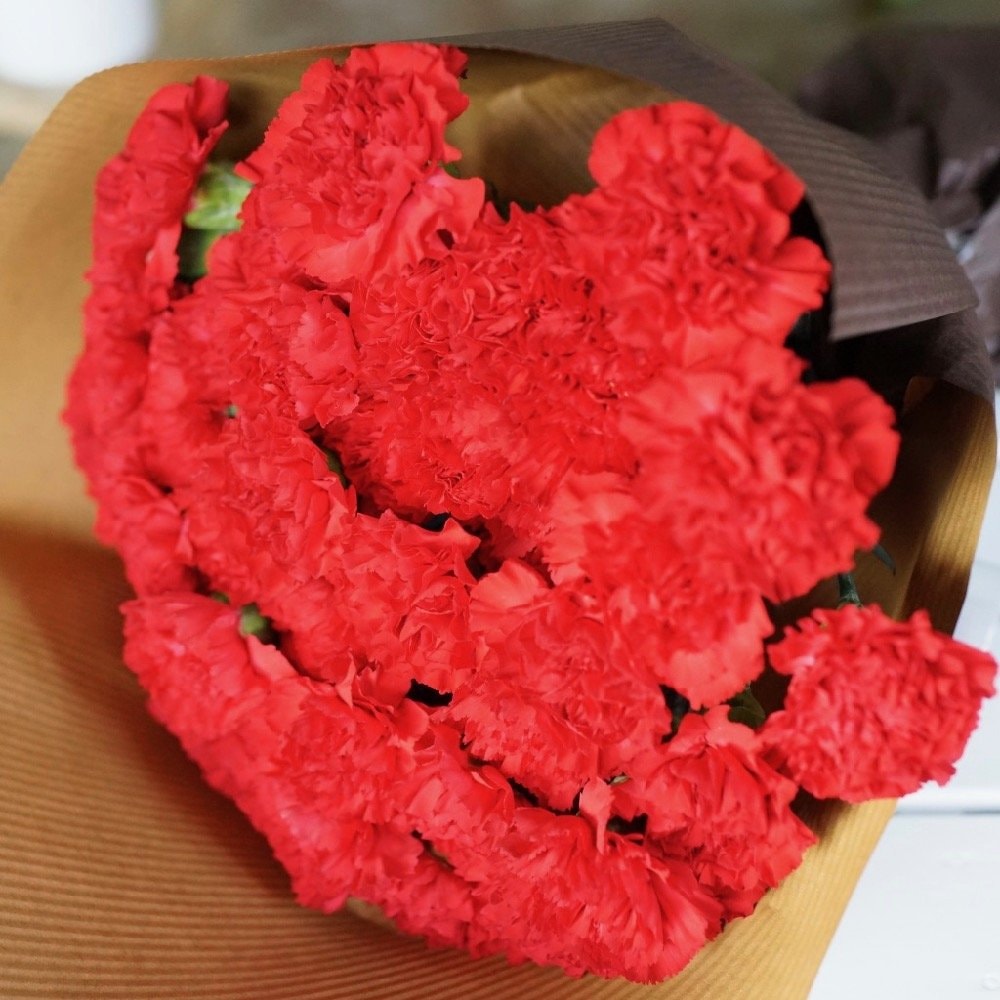 フラワーショップカレラ 赤カーネーションの花束 (50本)