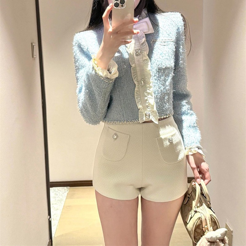 シャネル風のショートジャケットとハイウエストのスリムフィットショーツが特徴の春と秋向けの高級レディーススーツセット