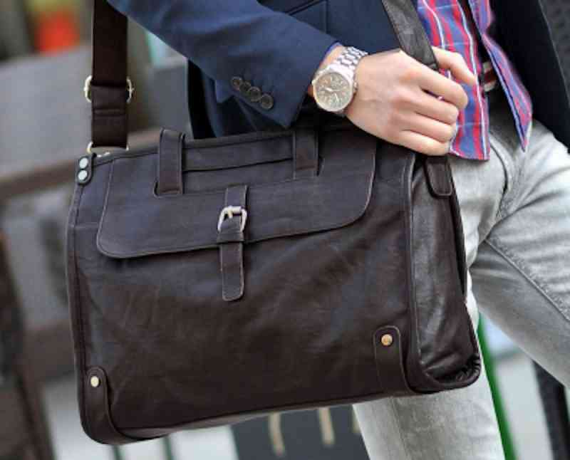 ショルダーバッグ メンズ 縦型 秋 大きめ 斜めがけ 人気 ボディバッグ 30代 ハイ 2WAY 冬 黒 小さめ 春 60代 夏 トートバッグ ブランド レザー 40代 軽量 軽い 多収納 おしゃれ