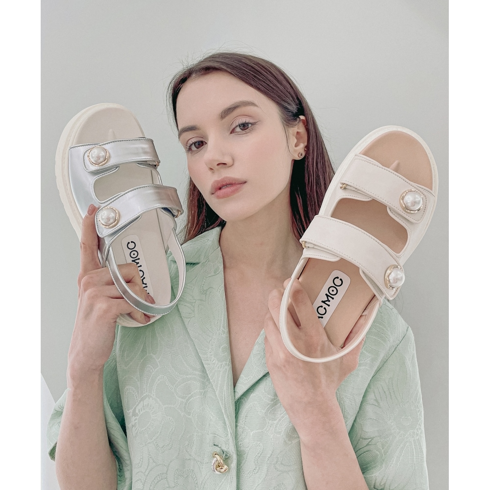 MAC MOC プロダクションの 7 日間   ブレア 3色パール装飾ベルクロサンダル 5cm