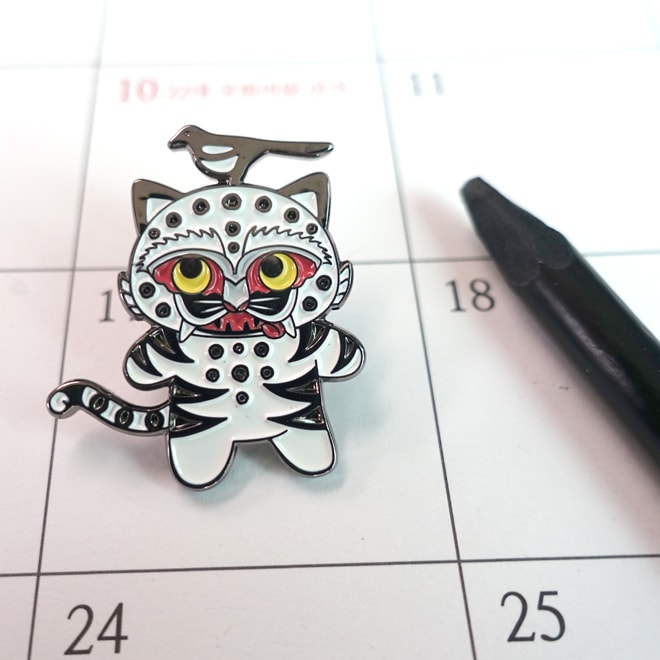 ピンバッジ 韓国民画 カササギと虎（白虎） ミュージアムグッズ 真鍮・ニッケルメッキ 開運 お守り Kkachi Horangi