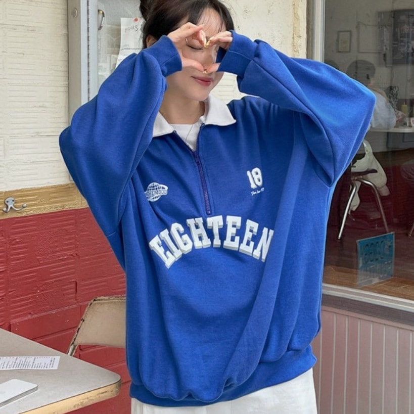 レタートレーナー ハーフジップアップ オーバーサイズ レタリング トップス デート プルオーバー トレーナー スウェット 袖あり 長袖 ドルマンスリーブ ドロップショルダー 萌袖 襟付き ポロカラー