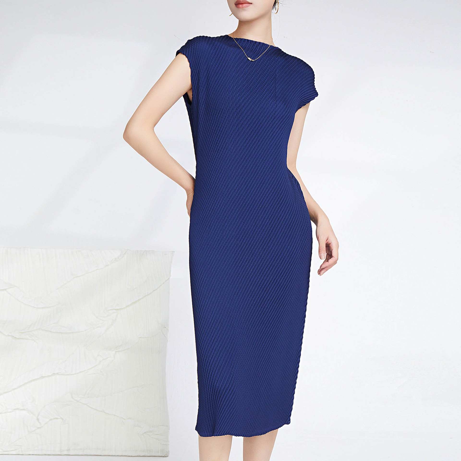 夏のしわのワンピースのファッション的な雰囲気の中で長いタイプのおしゃれな竜鱗のしわの優雅なヒップスカートの子供