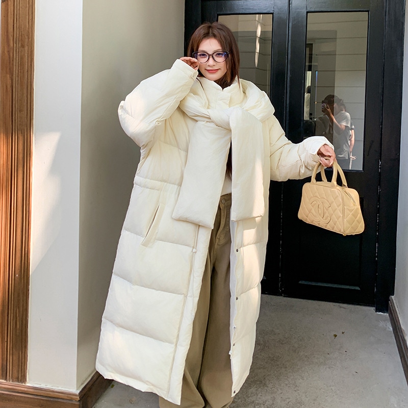 マフラーフード付き90ホワイトダックダウンジャケット2024新しいファッションライトウォームルーズロングダウンジャケットの韓国語バージョン