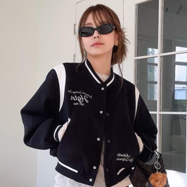 1049011180348 [ユーチューバー/ヘイミ着用] 女性クロップ配色レタリングバーシティパディング_ネイビー