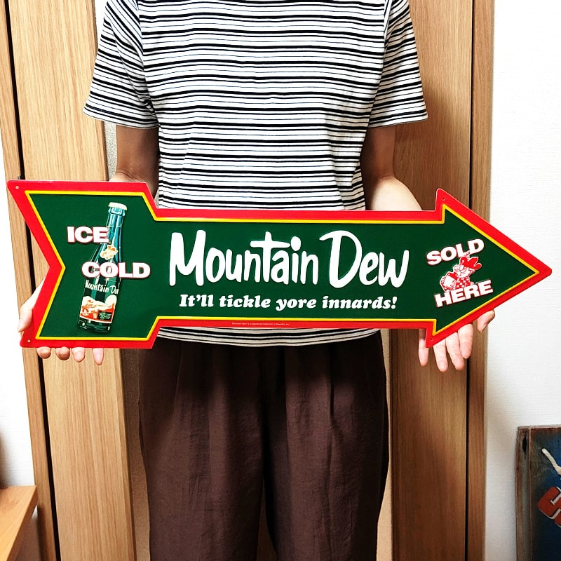 ブリキ看板 マウンテンデュー エンボスメタルサイン アンティーク MOUNTAIN DEW ARROW ガレージ グリーン 目立つ プレート 壁飾り 正規ライセンス品 アメリカン 雑貨 インテリア