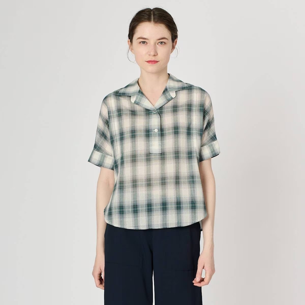 [韓国オフィスコーデ きれいめ] ゆったりとしたオープンカラーチェックブラウス