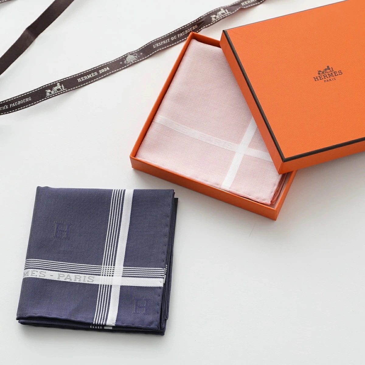 HERMES エルメス ハンカチ 46×46 Hレリーフ ジャガードＨ 202045G 161014G メンズ ポケットチーフ コットン スカーフ ロゴ カラー2色