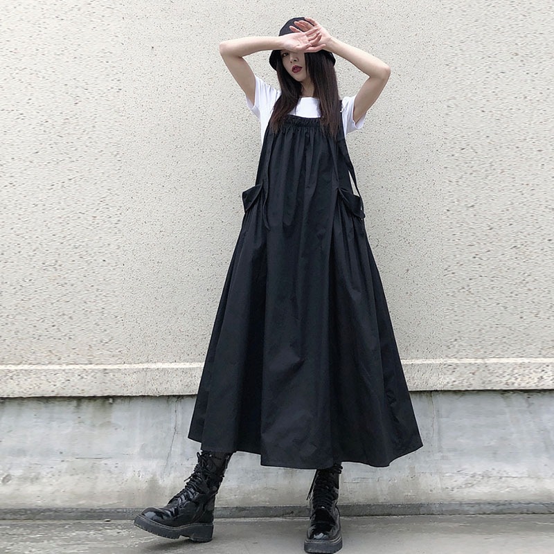 女性のルーズサスペンダースカートは薄い春と夏の新しいルーズ年齢削減大学オールマッチレトロロングブラックドレスノースリーブカジュアルシンプルな女性のスカートファッション