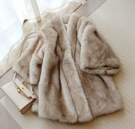 ファーコート エレガント 目立つ 個性的 アウター ロング丈 袖あり 長袖 もこもこ ふわふわ ストレート イベント クール かっこいい きれいめ シンプル カジュアル 上品 おしゃれ