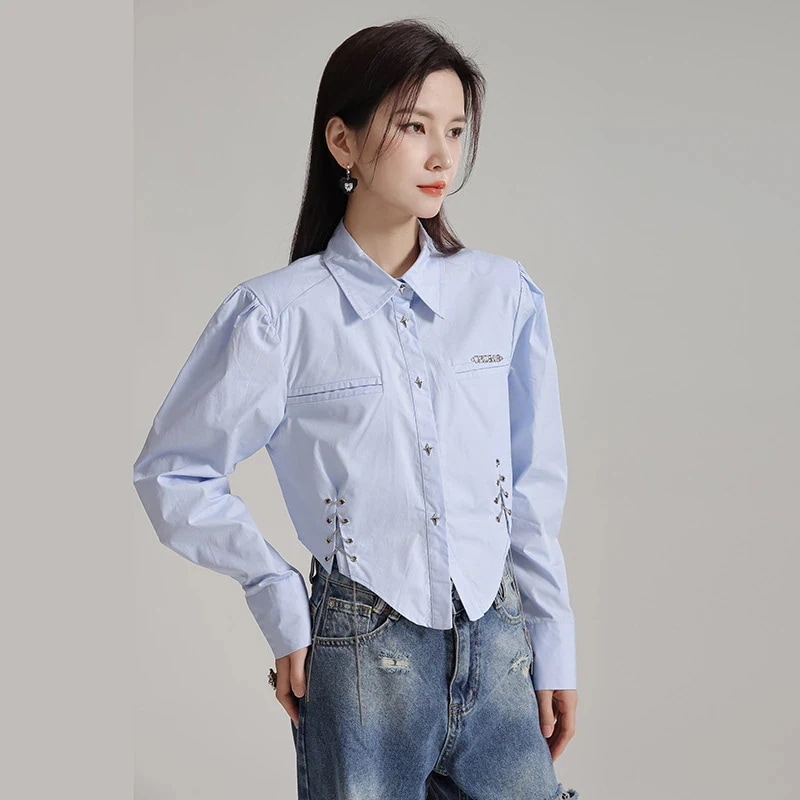 【J.Fashion】 チェーン飾り 巾着 シャツ ショート丈 個性的なデザイン 不規則裾 レディースブラウス 関連商品は店で購入可能30%までに制限