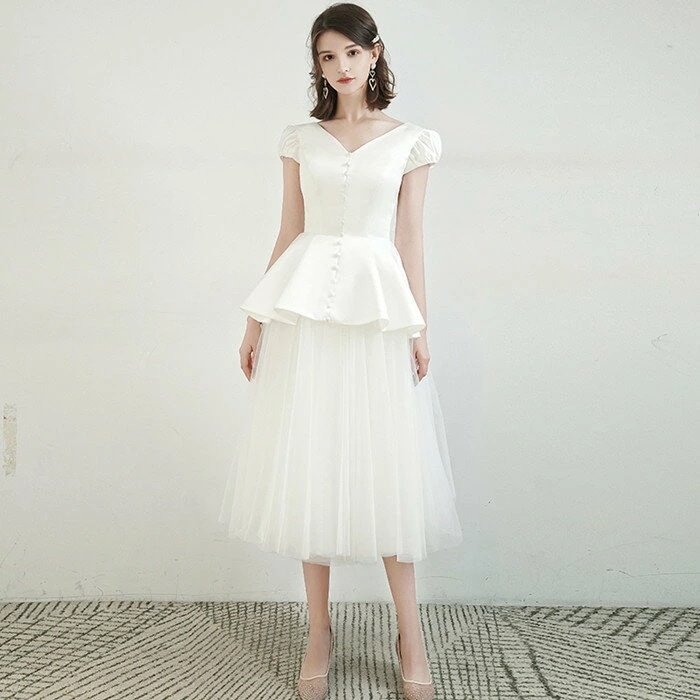 少人数婚やフォトウエディングで人気着後ﾚﾋﾞｭｰ特典連なったくるみボタンがクラシカル 可愛く上品な ミニドレス ミモレ丈 ペプラム パフスリーブ Vネック ヒラヒラ揺れる軽やかなスカートがフォトジェニ