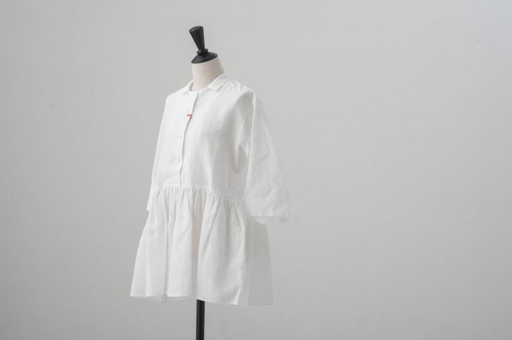 STAMP AND DIARY シャツカラーウエストギャザーブラウス (white)