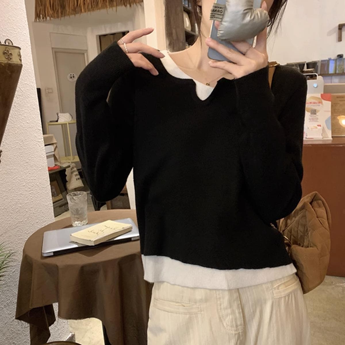 冬の底のシャツと春の上着の独特な鎖骨のフランス式の露の中は柔らかい偽の2枚のニットのセーターの女性のモチとしています