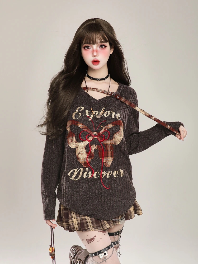 2025秋冬 韓国可愛い風トップスVネックニットプリント K-POPファッション長袖ストリート系サイド丈フットシルエットシャツ衣装レディースサイズ ユニセックスおしゃれカジュアルダンス加工ラグラン