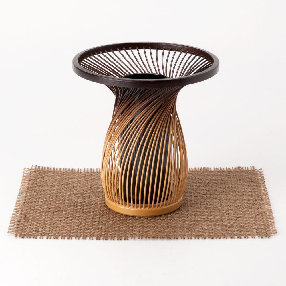 駿河竹千筋細工　花器・一輪挿し　やまぼうし　静岡県伝統工芸品　伝統工芸士・大村竹心坊 作　職人が竹ひごを組んで千筋にして作り上げられた花瓶　繊細で滑らかな曲線美