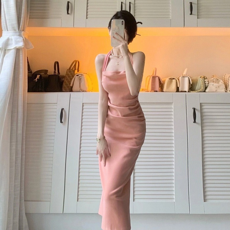 のフランス製の腰にかかるミドル丈のスカートと気質を備えた夏の女性用の純粋なピンクのホルターネックサスペンダードレス