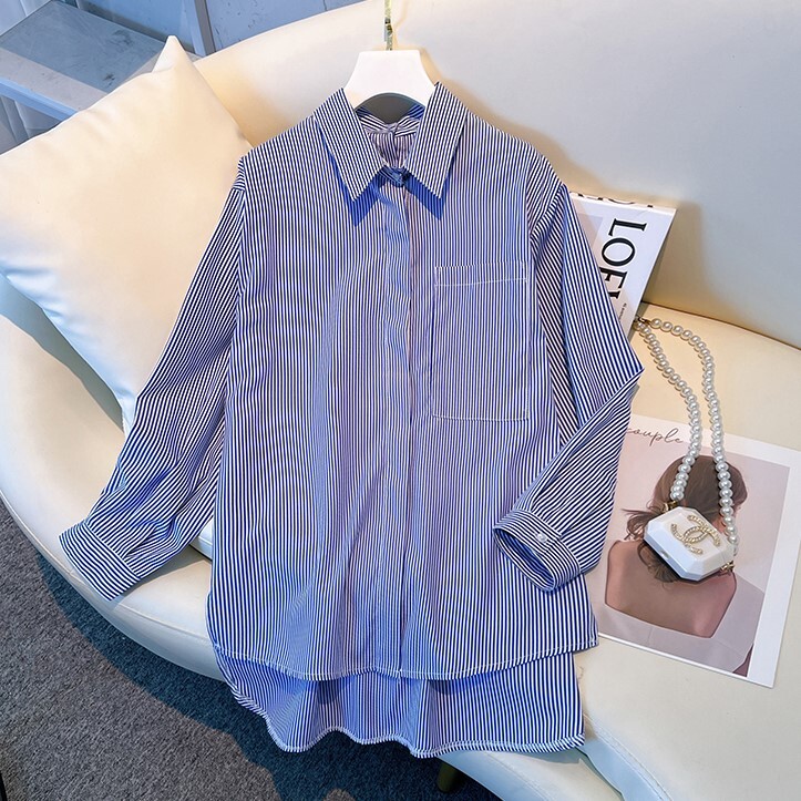 バックボタンデザイン アンバランスヘム 比翼仕立て トップス ブラウス ミディアム丈 チュニック丈 長袖 ドロップショルダー 襟付き レギュラーカラー 胸ポケット フロントボタン 前開き シンプル