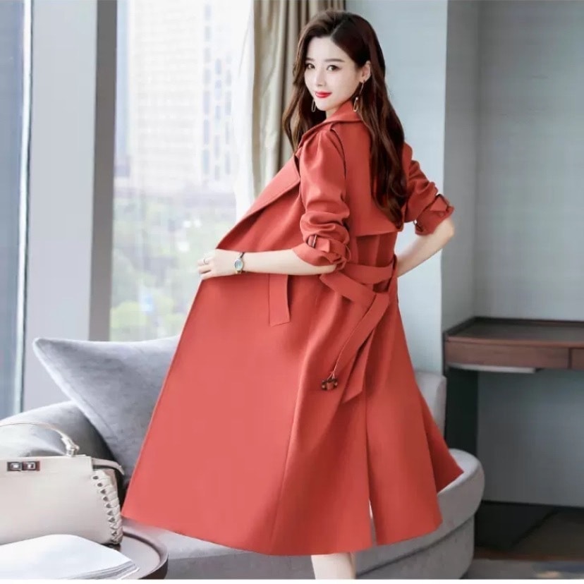 2色 アウター コート レディース 秋冬 春 かわいい きれいめ 個性的 暖かい 軽い トレンチコート フェイクレザー ひざ丈 ミディアム丈 ミドル丈 長袖 Vネック ノッチドラペル スリム タイト