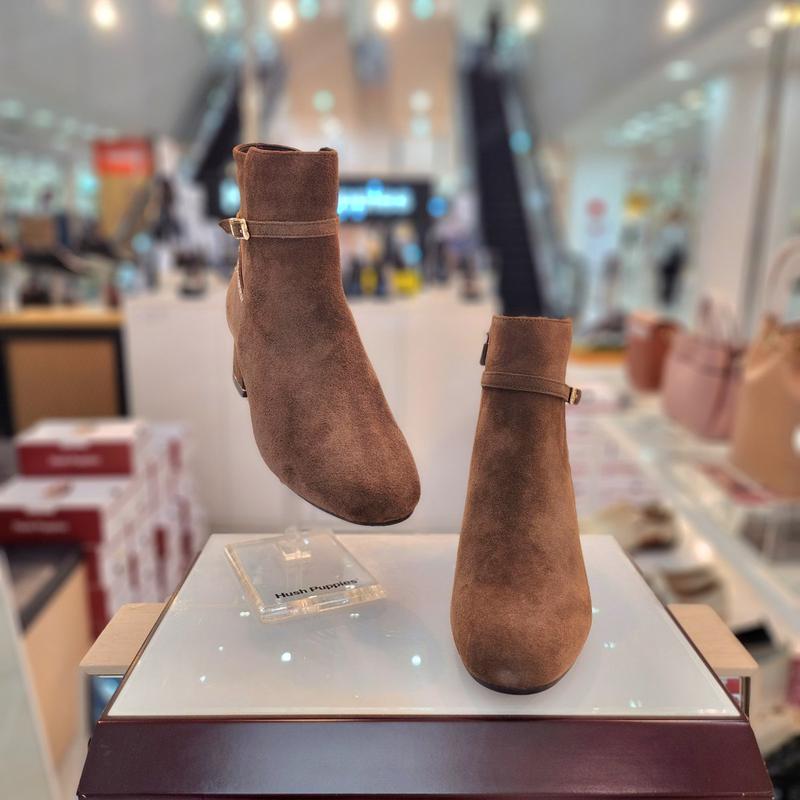 女性の足が楽な5cmクリスタルストラップ軽量スエードアンクルブーツ3fr602-H_CA 19,226円