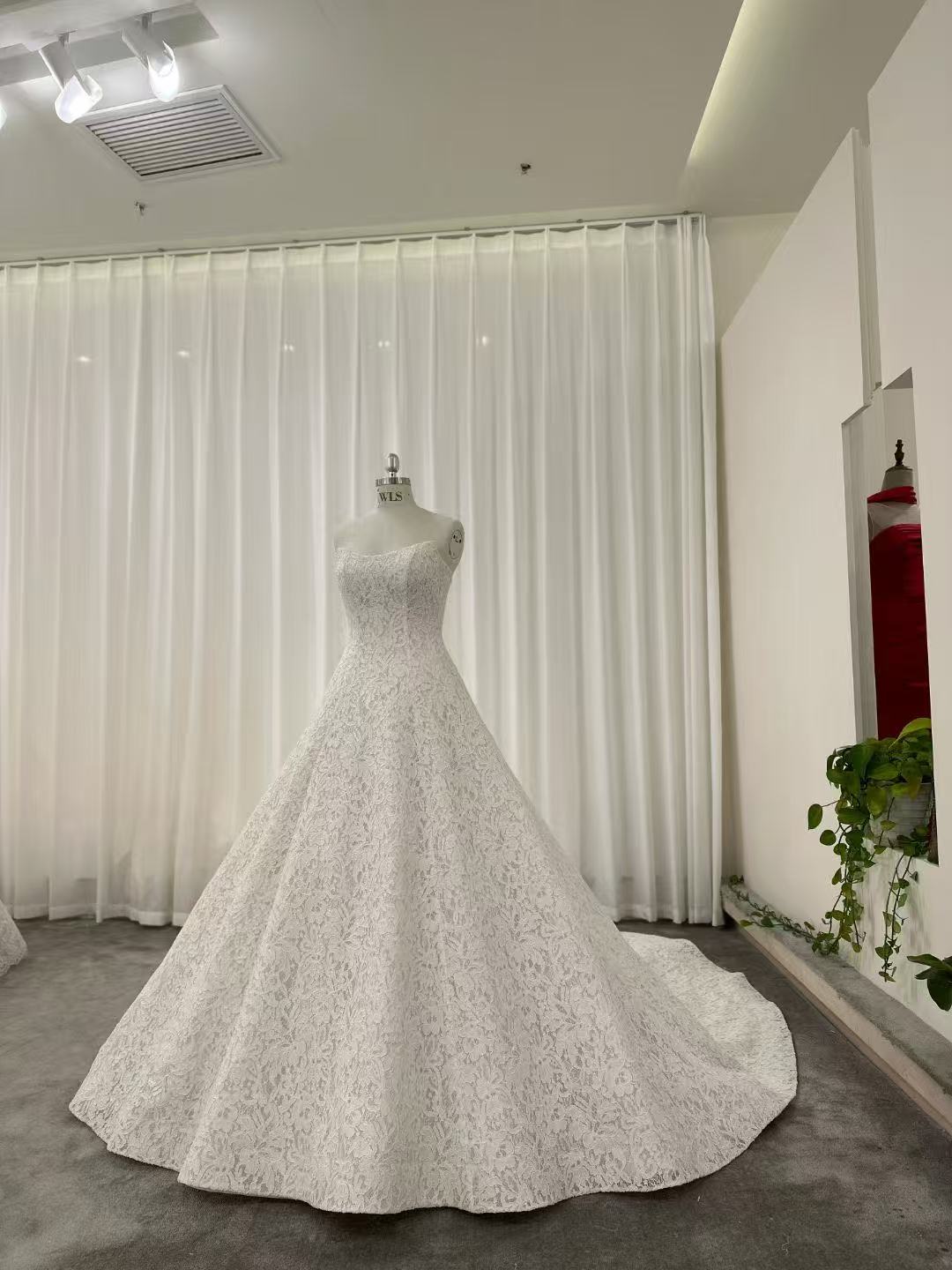 ウエディングドレス オフホワイト ベアトップ 上品！ 憧れのドレス 贅沢な総レース 結婚式/披露宴 華やかなトレーン