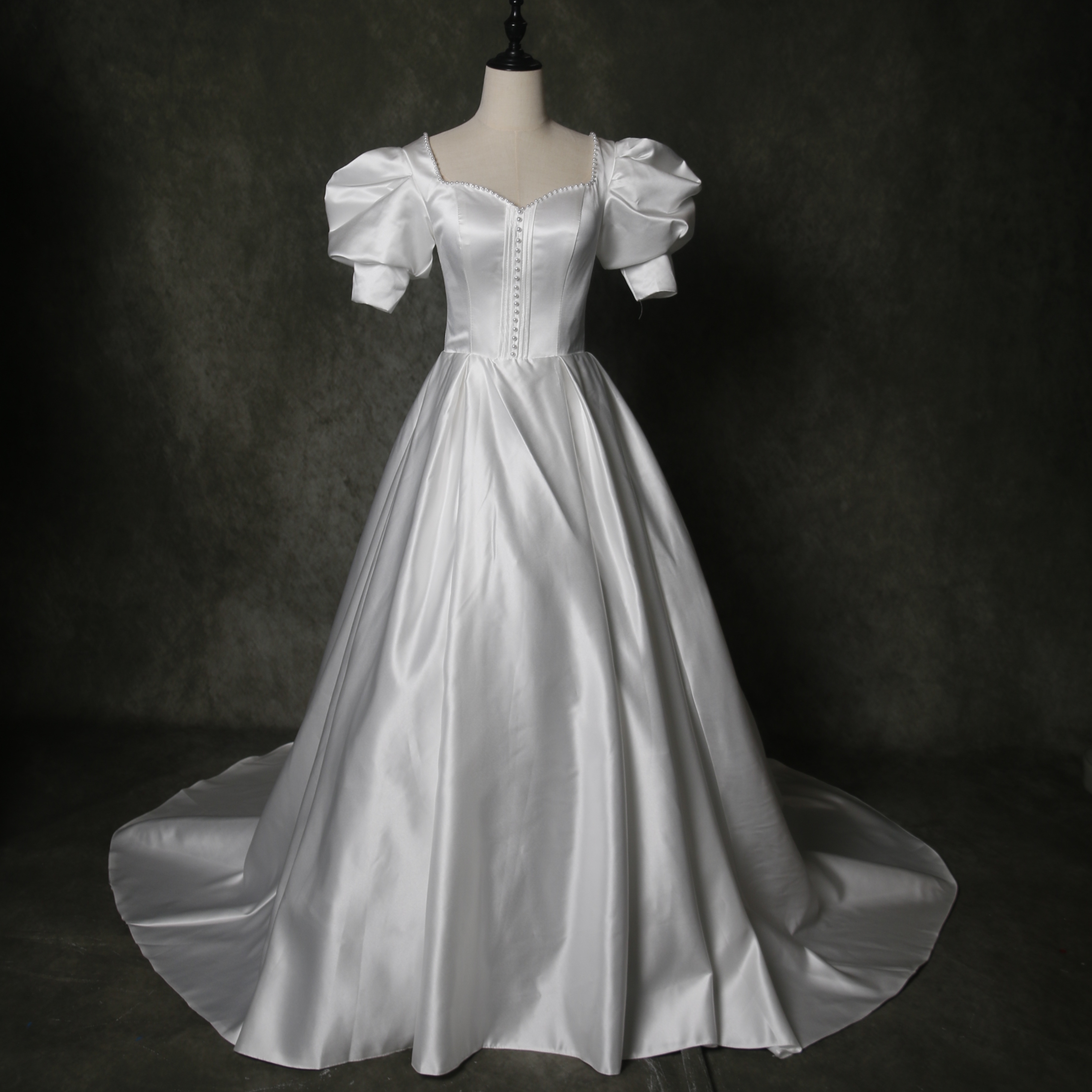 憧れのドレス ウエディングドレス オフホワイト パフスリーブ プリンセスライン 披露宴/挙式