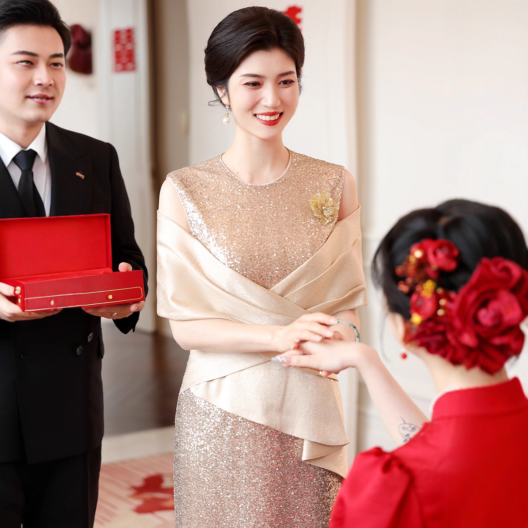 2025気質ロングウエストスカートおめでたい姑の披露宴服優雅な金スパンコールのお母さんのドレス 8,756円