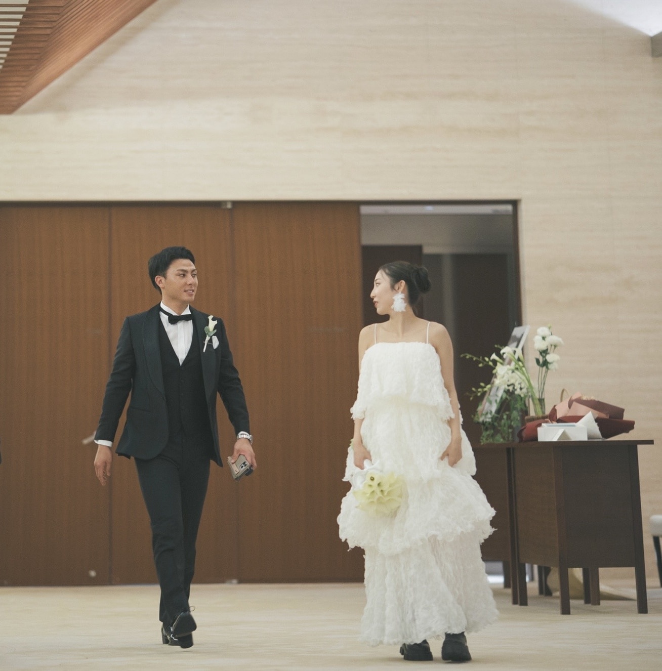 実例写真！ ウエディングドレス アイボリー キャミソール スレンダーライン 結婚式/披露宴 レイヤードドレス