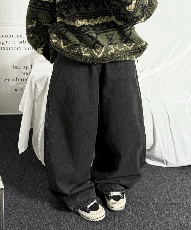 [韓国制作/S~L] 後ろ斜めポイント メガデニム バルーンフィット ロングパンツ [ジーンズ/デニムパンツ/ロングワイド/ストリート/ロングパンツ]