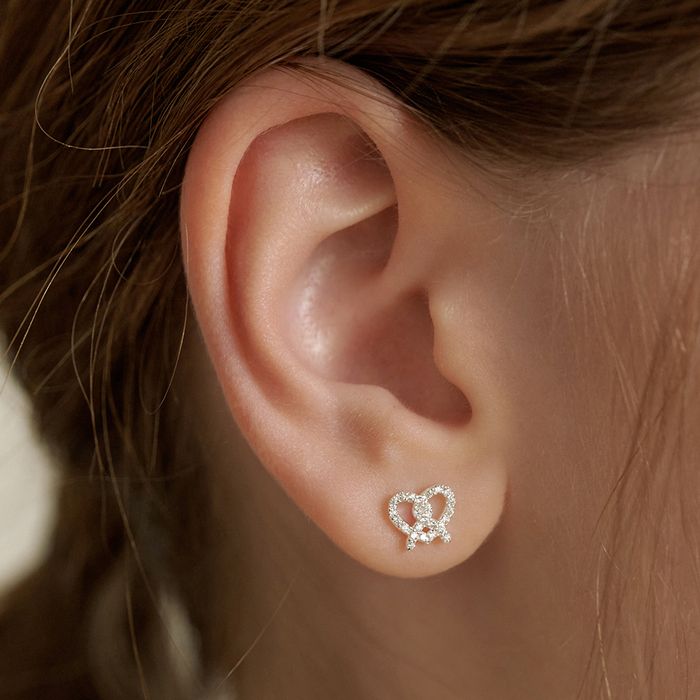 [Silver 925] Pave Pretzel Heart Earrings 2色 おしゃれ ピアス 韓国ファッション
