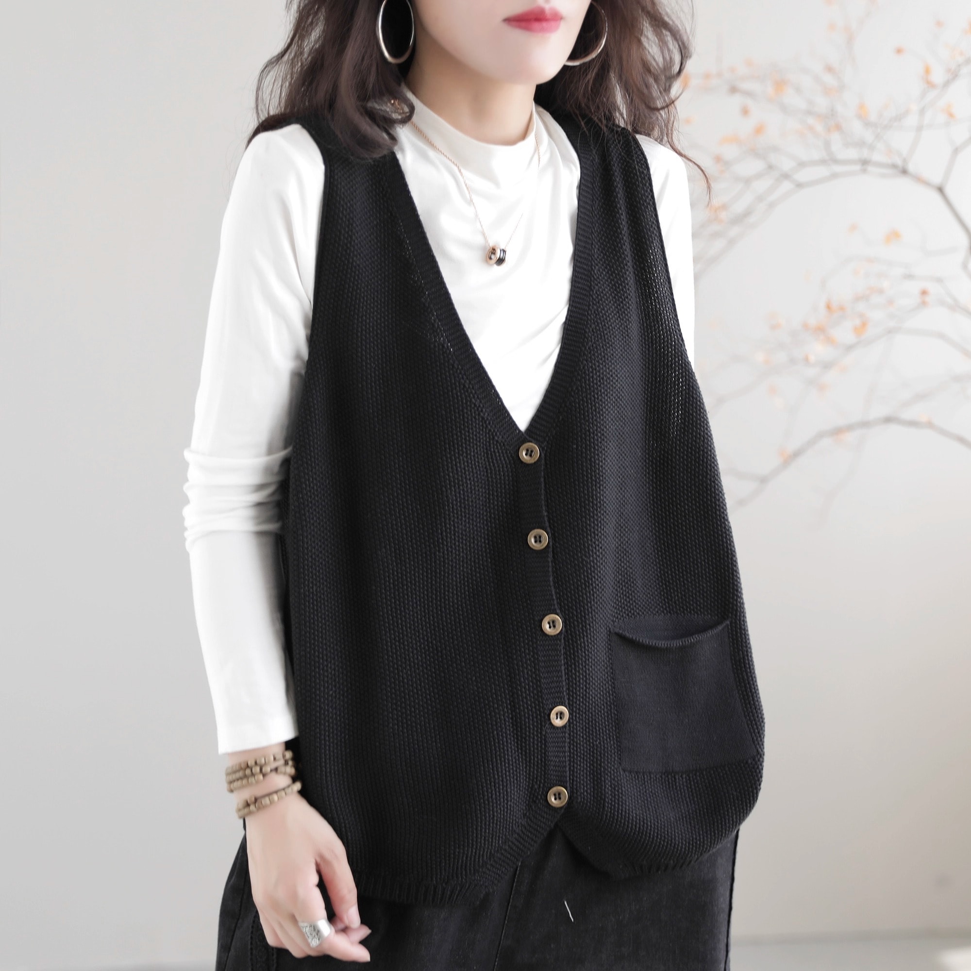 トップス ベスト ニットベスト 深Vネック 前開き ボタン ポケット ミディアム丈 可愛い かわいい 大人可愛い きれいめ シンプル 上品 おしゃれ かっこいい カジュアル こなれ感 個性的 主役級