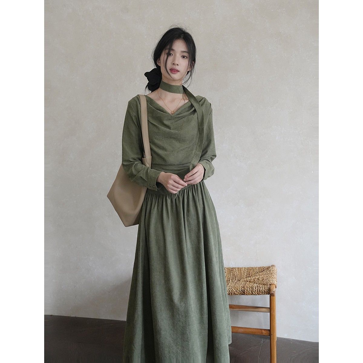 女性用の新しい中国風の長袖ホルターネックワンピース2025年春秋の新スタイルエレガントなウエストを絞った無地のAラインロングスカート
