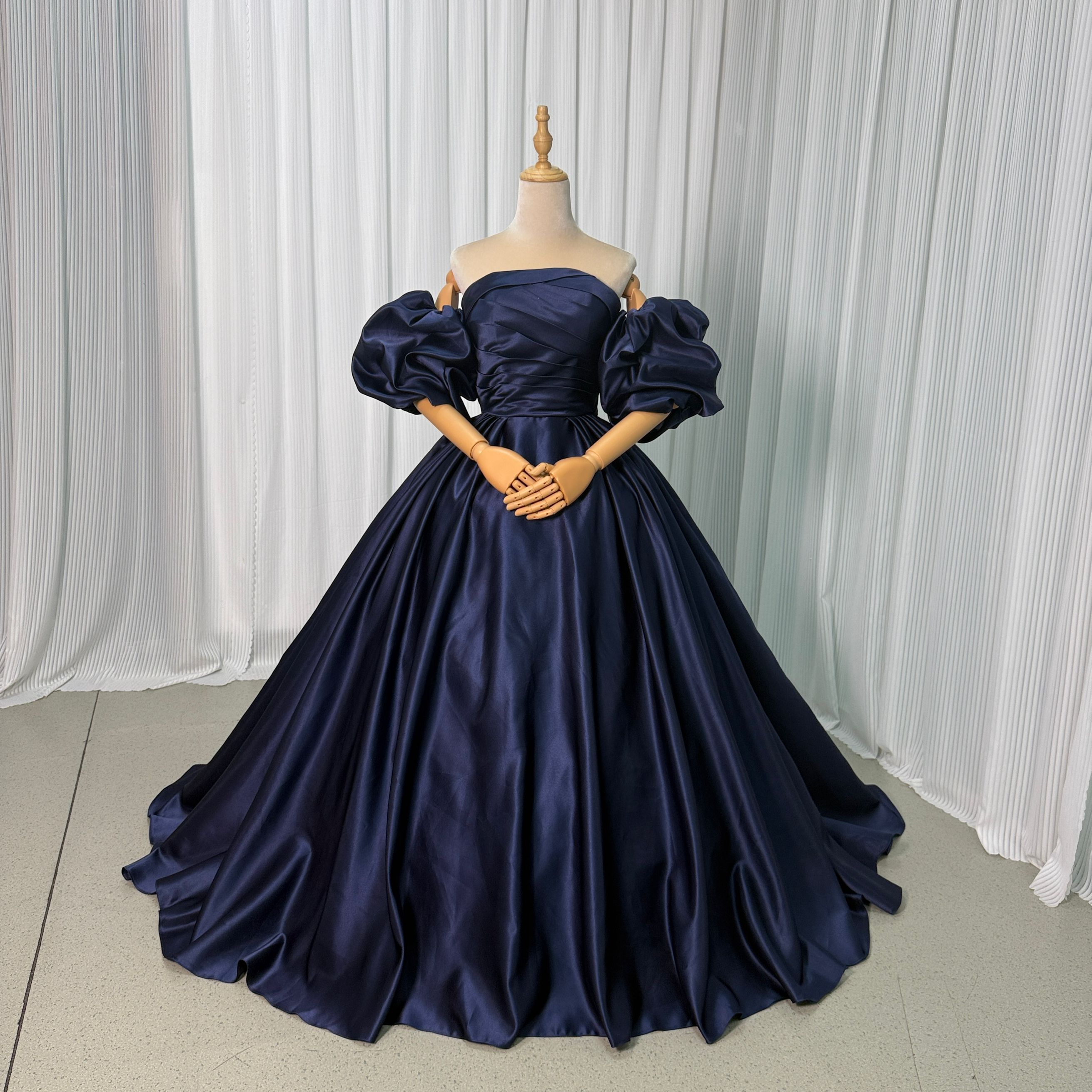 カラードレス ネイビー パフスリーブ 編み上げ 華やかなトレーン 花嫁 前撮り 光沢感 アンティークなドレス