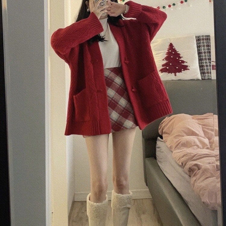 ミドル丈のゆったりとした新年の赤いツーピーススーツ女性用春と秋カーディガンセーター甘いハイウエストのチェック柄スカート
