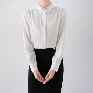 【1点ご購入 で10点プレゼントいたします】おしゃれスタンドカラー洋風白シャツ女25秋の高智感オールドマネー風シャツ木耳元トップス