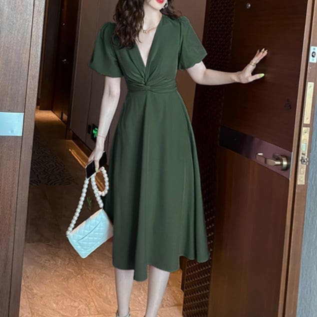 ワンピース 上着 人気 おすすめ おしゃれ お洒落 激安 安い プチプラ 半袖 Vネック ふんわり Aライン 膝丈 無地 リボン ポリエステル 可愛い かわいい 韓国 シンプル きれいめ 大